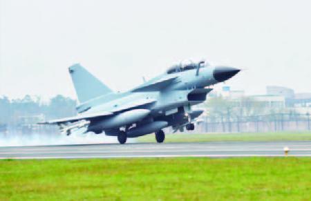 2019年最后一个飞行日,歼10飞机安全着陆。 2019年最后一个飞行日,歼10飞机安全着陆。