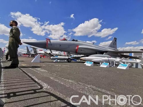 ➺巴黎航展上的“枭龙”飞机 ➺巴黎航展上的“枭龙”飞机